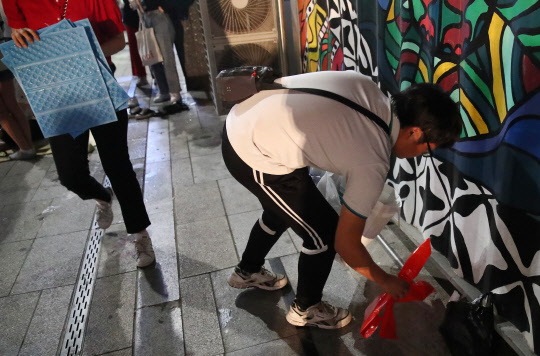 [U20월드컵] 강남역 청소하는 시민들      (서울=연합뉴스) 이재희 기자 = 16일 새벽 서울 강남역에서 열린 2019 국제축구연맹(FIFA) 20세 이하(U-20) 월드컵 결승 거리응원전이 끝난 뒤 시민들이 거리청소를 하고 있다. 2019.6.16      scape@yna.co.kr  (끝)